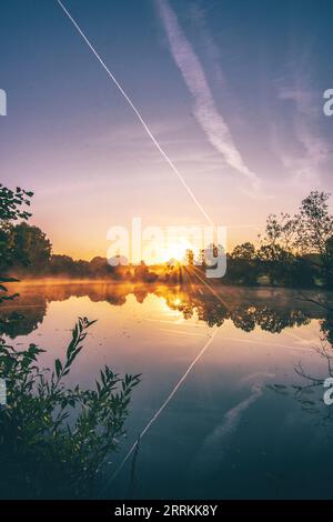 Un beau petit lac, étang au coeur du Taunus. Le Meerpfuhl près d'Usingen au lever du soleil. Paysage tourné au milieu de la nature Banque D'Images