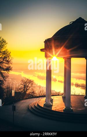 Lever de soleil à Niederwalddenkmal sur le Rhin, beau temple blanc, paysage tourné Banque D'Images