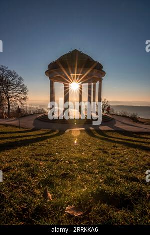 Lever de soleil à Niederwalddenkmal sur le Rhin, beau temple blanc, paysage tourné Banque D'Images