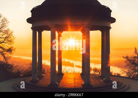 Lever de soleil à Niederwalddenkmal sur le Rhin, beau temple blanc, paysage tourné Banque D'Images