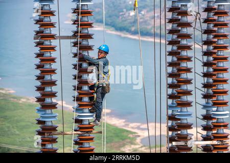 220913 -- CHONGQING, 13 septembre 2022 -- Un technicien travaille pendant l'opération de câblage traversant le fleuve Yangtze pour le projet de ligne de transmission UHVDC à courant continu à ultra-haute tension de Baihetan-Zhejiang 800 kv section de Chongqing dans le sud-ouest de la Chine s Chongqing, 13 septembre 2022. Après une campagne de 13 jours, l'opération de câblage traversant le fleuve Yangtze pour le projet de ligne de transmission UHVDC à courant continu à ultra haute tension de Baihetan-Zhejiang 800 kv s'est achevée avec succès mardi. La ligne de 2 140 kilomètres, dont la construction a débuté en octobre 2021, serpente à travers le Sichuan, Chongqing, Hubei, Anhui A. Banque D'Images