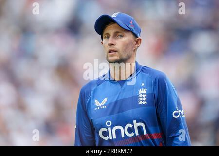 Cardiff, Royaume-Uni. 08 septembre 2023. Joe Root de l'Angleterre lors du match de Metro Bank ODI Series entre l'Angleterre et la Nouvelle-Zélande à Sophia Gardens, Cardiff, Royaume-Uni, le 8 septembre 2023. Photo de Stuart Leggett. Usage éditorial uniquement, licence requise pour un usage commercial. Aucune utilisation dans les Paris, les jeux ou les publications d'un seul club/ligue/joueur. Crédit : UK Sports pics Ltd/Alamy Live News Banque D'Images