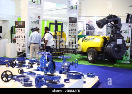 220914 -- LE CAIRE, le 14 septembre 2022 -- les gens visitent un stand à la 34e édition de Sahara Expo, ou exposition agricole internationale pour l'Afrique et le Moyen-Orient, au Caire, en Égypte, le 11 septembre 2022. L'expo a attiré plus de 250 marques de divers produits liés à l'agriculture tels que des tracteurs, des machines à couper les mauvaises herbes, des systèmes d'irrigation, ainsi que des semences, des engrais, des pesticides et d'autres produits agrochimiques. EGYPTE-CAIRE-EXPO AGRICOLE AhmedxGomaa PUBLICATIONxNOTxINxCHN Banque D'Images