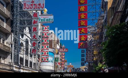 Yaowarat Road dans Chinatown, panneaux d'affichage, magasins, restaurants, hôtels, quartier de Samphanthawong, Bangkok, Thaïlande, Asie Banque D'Images