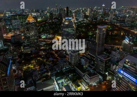 Vue depuis la terrasse sur le toit du Banyan Tree Bangkok Tower, Crown Plaza Hotel, Abdulrahim Building, U Chu Liang Building, HSBC Bank Building, Sala Daeng One Building, Behind Baiyoke Tower II, 309 m, Sathon Tai Road, crépuscule, Bangkok, Thaïlande, Asie Banque D'Images