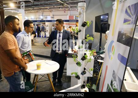 220914 -- LE CAIRE, le 14 septembre 2022 -- les gens visitent un stand à la 34e édition de Sahara Expo, ou exposition agricole internationale pour l'Afrique et le Moyen-Orient, au Caire, en Égypte, le 11 septembre 2022. L'expo a attiré plus de 250 marques de divers produits liés à l'agriculture tels que des tracteurs, des machines à couper les mauvaises herbes, des systèmes d'irrigation, ainsi que des semences, des engrais, des pesticides et d'autres produits agrochimiques. EGYPTE-CAIRE-EXPO AGRICOLE AhmedxGomaa PUBLICATIONxNOTxINxCHN Banque D'Images