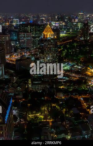 Vue depuis le toit-terrasse de la tour Banyan Tree Bangkok, le soir, Sathon Tai Road, Bangkok, Thaïlande, Asie Banque D'Images