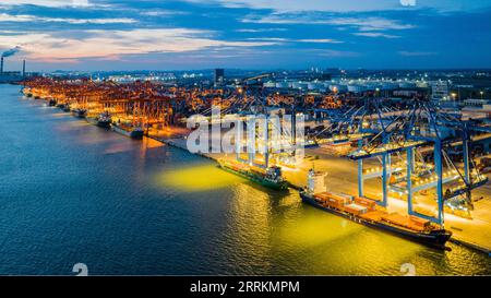 220914 -- QINZHOU, 14 septembre 2022 -- une photo aérienne prise le 13 septembre 2022 montre la vue nocturne du port de Qinzhou à Qinzhou, dans la région autonome de Guangxi Zhuang, dans le sud de la Chine. Après 30 ans de développement, le port de Qinzhou a été construit en un terminal international de conteneurs intermodal mer-rail, exploitant plus de 60 routes de service de conteneurs avec une connexion à plus de 200 ports dans plus de 100 pays et régions à travers le monde. CHINE-GUANGXI-QINZHOU-QINZHOU PORT CN ZHANGXAILIN PUBLICATIONXNOTXINXCHN Banque D'Images