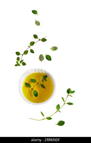Brins de thym et d'huile d'olive découpés sur fond blanc Banque D'Images