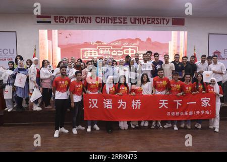 220914 -- LE CAIRE, 14 septembre 2022 -- des étudiants posent pour des photos de groupe lors d'une activité d'échange culturel organisée entre les jeunes d'Égypte et de la province chinoise du Shandong par liaison vidéo, au Caire, en Égypte, le 14 septembre 2022. POUR ALLER AVEC Feature : les étudiants égyptiens apprennent la culture chinoise en découvrant L'artisanat traditionnel EGYPTE-CAIRE-CULTURE CHINOISE-EXPÉRIENCE AhmedxGomaa PUBLICATIONxNOTxINxCHN Banque D'Images