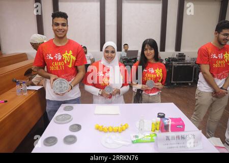 220914 -- LE CAIRE, le 14 septembre 2022 -- des étudiants participent à une activité d'échange culturel organisée entre les jeunes d'Égypte et de la province chinoise du Shandong par liaison vidéo, au Caire, en Égypte, le 14 septembre 2022. POUR ALLER AVEC Feature : les étudiants égyptiens apprennent la culture chinoise en découvrant L'artisanat traditionnel EGYPTE-CAIRE-CULTURE CHINOISE-EXPÉRIENCE AhmedxGomaa PUBLICATIONxNOTxINxCHN Banque D'Images