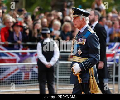 220915 -- LONDRES, le 15 septembre 2022 -- le roi Charles III de Grande-Bretagne marche derrière le cercueil de la reine Elizabeth II lors d'une procession du palais de Buckingham au Westminster Hall pour le mensonge de la reine à Londres, en Grande-Bretagne, le 14 septembre 2022. BRITAIN-LONDON-PROCESSION-CERCUEIL-REINE ELIZABETH II HANXYAN PUBLICATIONXNOTXINXCHN Banque D'Images