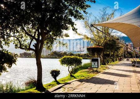 Paipa, Boyaca, Colombie – 8 août 2023 : sentier du lac artificiel de Sochagota construit en 1956 pour fournir un potentiel touristique à Paipa Banque D'Images