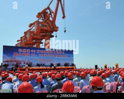 220914 -- QINZHOU, le 14 septembre 2022 -- une photo de dossier prise le 21 septembre 2009 montre la cérémonie d'achèvement de deux postes d'amarrage au port de Qinzhou à Qinzhou, dans la région autonome de Guangxi Zhuang du sud de la Chine. Après 30 ans de développement, le port de Qinzhou a été construit en un terminal international de conteneurs intermodal mer-rail, exploitant plus de 60 routes de service de conteneurs avec une connexion à plus de 200 ports dans plus de 100 pays et régions à travers le monde. CHINE-GUANGXI-QINZHOU-QINZHOU PORT CN ZHANGXAILIN PUBLICATIONXNOTXINXCHN Banque D'Images