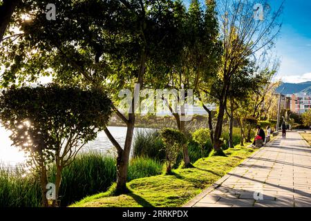 Paipa, Boyaca, Colombie – 8 août 2023 : sentier du lac artificiel de Sochagota construit en 1956 pour fournir un potentiel touristique à Paipa Banque D'Images