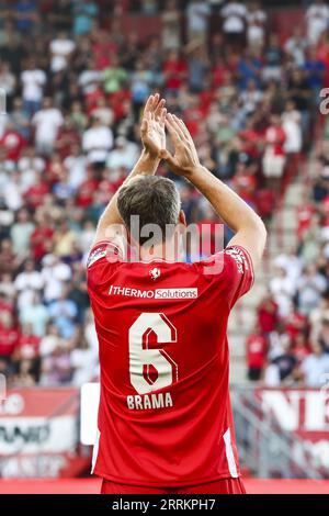 ENSCHEDE - image atmosphérique de Wout Brama lors de son match d'adieu à de Grolsch Veste. Brama a joué quinze saisons et près de quatre cents matchs sous le maillot du FC Twente. Pour cette occasion, beaucoup de joueurs de sa carrière sont revenus jouer un match avec et contre lui. ANP VINCENT JANNINK Banque D'Images