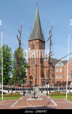 Place de la mairie avec vue sur St. Église Antoine, Papenburg, Emsland, Basse-Saxe, Allemagne Banque D'Images