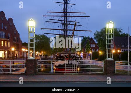 Canal principal avec voilier Friederike von Papenburg dans la lumière du soir, Papenburg, Emsland, Basse-Saxe, Allemagne Banque D'Images