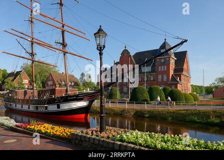 Canal principal avec voilier Friederike von Papenburg devant l'hôtel de ville, Papenburg, Emsland, Basse-Saxe, Allemagne Banque D'Images