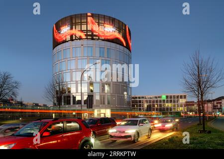 Tour des médias de Funke Medien Gruppe à Berliner Platz dans le centre-ville d'Essen à la lumière du soir, Essen (Ruhr), région de la Ruhr, Rhénanie du Nord-Westphalie, Allemagne Banque D'Images