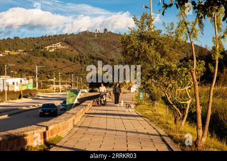 Paipa, Boyaca, Colombie – 8 août 2023 : sentier du lac artificiel de Sochagota construit en 1956 pour fournir un potentiel touristique à Paipa Banque D'Images