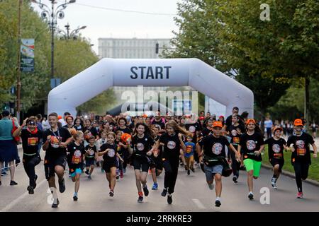 220918 -- BUCAREST, le 18 septembre 2022 -- les coureurs prennent le départ de la course amusante Color Run Night à Bucarest, capitale de la Roumanie, le 17 septembre 2022. Photo de /Xinhua SPROMANIA-BUCAREST-COULEUR RUN NIGHT CristianxCristel PUBLICATIONxNOTxINxCHN Banque D'Images