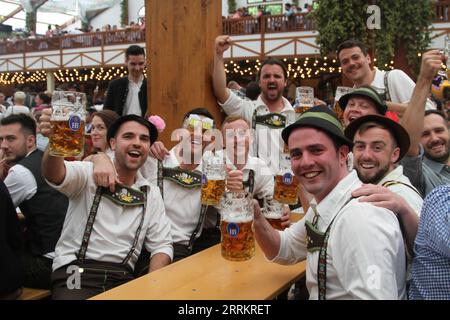 Divertissement Bilder des Tages 220918 -- MUNICH, le 18 septembre 2022 -- les gens assistent à l'Oktoberfest 2022 à Munich, Allemagne, le 17 septembre 2022. L’Oktoberfest, le plus grand festival folklorique d’Allemagne, a débuté samedi à Munich après une pause de deux ans induite par le COVID. Le festival devrait recevoir des millions de visiteurs du monde entier avec des bières spéciales Oktoberfest et des spécialités copieuses comme des saucisses frites et des jointures de porc. ALLEMAGNE-MUNICH-OKTOBERFEST-ROUVRIR ShanxWeiyi PUBLICATIONxNOTxINxCHN Banque D'Images