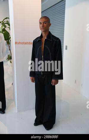 New York, États-Unis. 08 septembre 2023. Les mannequins exposent les modes Kent Anthony lors des présentations S/S24 de la Journée des hommes de New York aux Daylight Studios à New York, NY le 8 septembre 2023. (Photo par Efren Landaos/Sipa USA) crédit : SIPA USA/Alamy Live News Banque D'Images