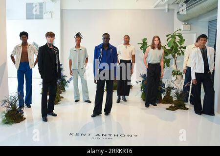 New York, États-Unis. 08 septembre 2023. Les mannequins exposent les modes Kent Anthony lors des présentations S/S24 de la Journée des hommes de New York aux Daylight Studios à New York, NY le 8 septembre 2023. (Photo par Efren Landaos/Sipa USA) crédit : SIPA USA/Alamy Live News Banque D'Images