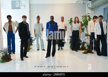 New York, États-Unis. 08 septembre 2023. Les mannequins exposent les modes Kent Anthony lors des présentations S/S24 de la Journée des hommes de New York aux Daylight Studios à New York, NY le 8 septembre 2023. (Photo par Efren Landaos/Sipa USA) crédit : SIPA USA/Alamy Live News Banque D'Images