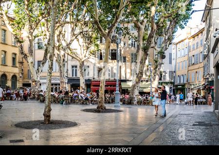 Les gens dans les cafés et les bars de la vieille ville d'Aix-en-Provence, Provence, Sud de la France, France, Europe Banque D'Images