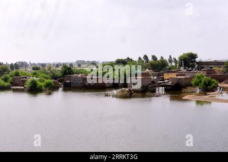 220919 -- JAMSHORO, le 19 septembre 2022 -- Une zone inondée est observée dans le district de Jamshoro, province du Sindh, Pakistan, le 18 septembre 2022. Le nombre total de morts au Pakistan à la suite des pluies de mousson et des inondations de cette saison depuis la mi-juin a augmenté à environ 1 545, ainsi que 12 860 blessés, a déclaré l'Autorité nationale de gestion des catastrophes NDMA. Str/Xinhua PAKISTAN-ZONES TOUCHÉES PAR LES INONDATIONS Stringer PUBLICATIONxNOTxINxCHN Banque D'Images