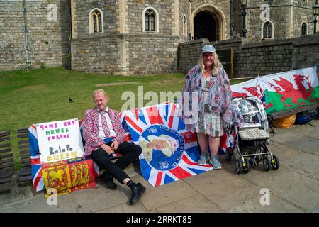 Windsor, Berkshire, Royaume-Uni. 8 septembre, 2023.c'était une journée étonnamment calme à Windsor, Berkshire, à l'anniversaire de la mort de la reine Elizabeth II Royal Superfans Bartly Graham (à gauche) de Londres et Kerry Evans (à droite) de Gainsborough sont venus passer la journée devant le château de Windsor. Crédit : Maureen McLean/Alamy Live News Banque D'Images
