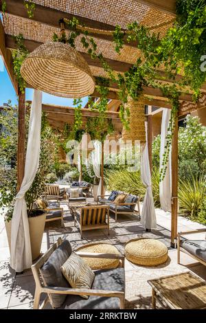 Coin détente avec toit ombragé à Aix-en-Provence, Provence, Sud de la France, France, Europe Banque D'Images