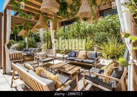 Coin détente avec toit ombragé à Aix-en-Provence, Provence, Sud de la France, France, Europe Banque D'Images