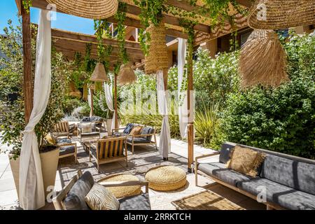 Coin détente avec toit ombragé à Aix-en-Provence, Provence, Sud de la France, France, Europe Banque D'Images