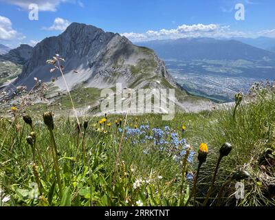 Vue panoramique sur Blumen et Rumer Spitze dans Inntal, Innsbruck, Pfeistal et Pfeiskar, Pfeishütte, Nordkette, Hafelekar, Hungerburg, Goetheweg, Höhenweg, capitale du Tyrol, Karwendelgebirge, Gleirschtal, soleil, montagnes, nuages, nature, activité, Innsbruck, Tyrol, Autriche Banque D'Images