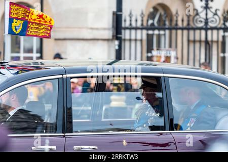 220920 -- LONDRES, le 20 septembre 2022 -- le roi Charles III et le prince William de Grande-Bretagne montent en voiture pour les funérailles d'État de la reine Elizabeth II à l'abbaye de Westminster dans le centre de Londres, en Grande-Bretagne, le 19 septembre 2022. La Grande-Bretagne a organisé lundi des funérailles d'État pour la reine Elizabeth II, le monarque régnant le plus longtemps dans le pays, à l'abbaye de Westminster, en présence d'une foule de dirigeants mondiaux, de membres de la royauté et d'autres dignitaires. Photo de /Xinhua BRITAIN-LONDON-STATE FUNÈBRE-QUEEN ELIZABETH II StephenxChung PUBLICATIONxNOTxINxCHN Banque D'Images