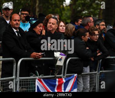 220920 -- LONDRES, le 20 septembre 2022 -- des membres du public pleurent lors des funérailles de la reine Elizabeth II à Londres, en Grande-Bretagne, le 19 septembre 2022. La Grande-Bretagne a organisé lundi des funérailles d'État pour la reine Elizabeth II, le monarque régnant le plus longtemps dans le pays, à l'abbaye de Westminster, en présence d'une foule de dirigeants mondiaux, de membres de la royauté et d'autres dignitaires. BRITAIN-LONDON-STATE FUNÈBRE-QUEEN ELIZABETH II HANXYAN PUBLICATIONXNOTXINXCHN Banque D'Images