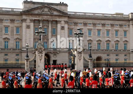 220920 -- LONDRES, le 20 septembre 2022 -- la procession suivant le cercueil de la reine Elizabeth II passe devant le palais de Buckingham à Londres, en Grande-Bretagne, le 19 septembre 2022. La Grande-Bretagne a organisé lundi des funérailles d'État pour la reine Elizabeth II, le monarque régnant le plus longtemps dans le pays, à l'abbaye de Westminster, en présence d'une foule de dirigeants mondiaux, de membres de la royauté et d'autres dignitaires. BRITAIN-LONDON-STATE FUNÈBRE-QUEEN ELIZABETH II LIXYING PUBLICATIONXNOTXINXCHN Banque D'Images