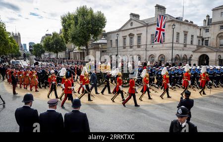 220920 -- LONDRES, le 20 septembre 2022 -- la procession suivant le cercueil de la reine Elizabeth II voyage dans le centre de Londres, en Grande-Bretagne, le 19 septembre 2022. La Grande-Bretagne a organisé lundi des funérailles d'État pour la reine Elizabeth II, le monarque régnant le plus longtemps dans le pays, à l'abbaye de Westminster, en présence d'une foule de dirigeants mondiaux, de membres de la royauté et d'autres dignitaires. Photo de /Xinhua BRITAIN-LONDON-STATE FUNÈBRE-QUEEN ELIZABETH II StephenxChung PUBLICATIONxNOTxINxCHN Banque D'Images