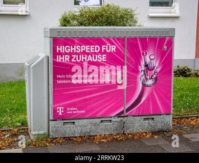 Bottrop, Nordrhein-Westfalen, Allemagne - boîte de distribution Telekom pour Internet rapide, connexion DSL par câble pour les ménages d'une rue résidentielle. Banque D'Images