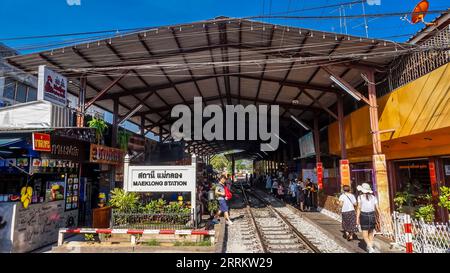 Gare, gare de Maeklong, marché ferroviaire de Maeklong, marché ferroviaire de Talad ROM Hub, près de Bangkok, Samut Songkhram, Thaïlande, Asie Banque D'Images