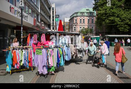 Bottrop, Rhénanie du Nord-Westphalie, Allemagne - beaucoup de gens le jour du marché sur le chemin dans le centre-ville, dans la Hochstrasse à la Kirchplatz. Hochstrasse est la principale rue commerçante de la zone piétonne. Banque D'Images