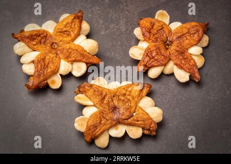 Pâte d'amande portugaise délicatesse régionale figue douce et étoiles d'amande. Bonbons gastronomiques de l'Algarve Portugal sur un fond de marbre gros plan. Banque D'Images