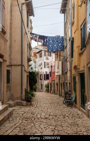 Une rue étroite dans la partie médiévale de Rovinj, Croatie Banque D'Images