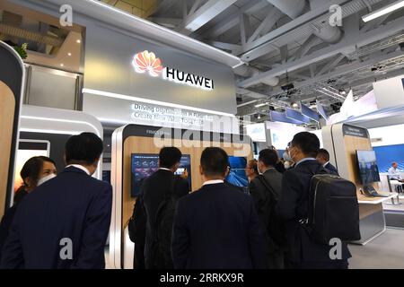 220921 -- BERLIN, le 21 septembre 2022 -- les gens visitent la zone d'exposition de Huawei à InnoTrans, un salon de l'industrie ferroviaire, à Berlin, Allemagne, le 20 septembre 2022. La foire commerciale de quatre jours a débuté ici mardi. ALLEMAGNE-BERLIN-INNOTRANS SALON RenxPengfei PUBLICATIONxNOTxINxCHN Banque D'Images