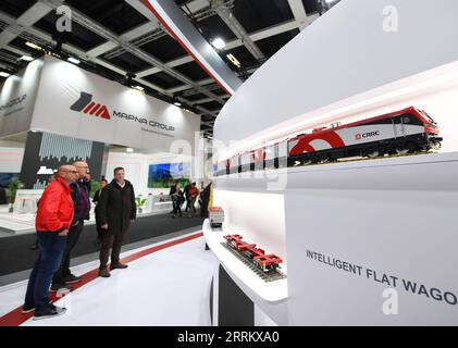 220921 -- BERLIN, le 21 septembre 2022 -- les gens visitent la zone d'exposition du fabricant de trains chinois CRRC Corporation Limited à InnoTrans, un salon de l'industrie ferroviaire, à Berlin, Allemagne, le 20 septembre 2022. La foire commerciale de quatre jours a débuté ici mardi. ALLEMAGNE-BERLIN-INNOTRANS SALON RenxPengfei PUBLICATIONxNOTxINxCHN Banque D'Images