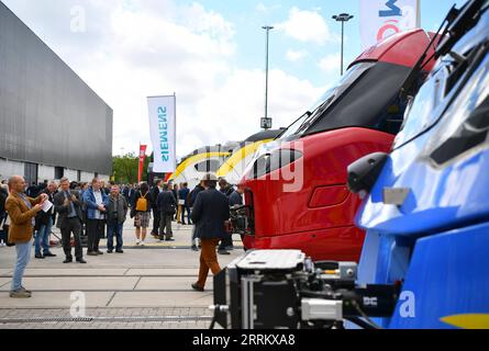 220921 -- BERLIN, le 21 septembre 2022 -- les gens visitent InnoTrans, un salon de l'industrie ferroviaire, à Berlin, Allemagne, le 20 septembre 2022. La foire commerciale de quatre jours a débuté ici mardi. ALLEMAGNE-BERLIN-INNOTRANS SALON RenxPengfei PUBLICATIONxNOTxINxCHN Banque D'Images