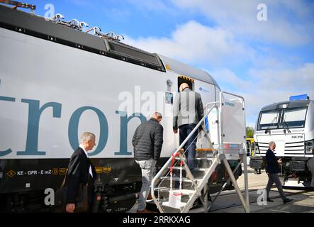 220921 -- BERLIN, le 21 septembre 2022 -- les gens montent à bord d'un train exposé à InnoTrans, un salon de l'industrie ferroviaire, à Berlin, Allemagne, le 20 septembre 2022. La foire commerciale de quatre jours a débuté ici mardi. ALLEMAGNE-BERLIN-INNOTRANS SALON RenxPengfei PUBLICATIONxNOTxINxCHN Banque D'Images